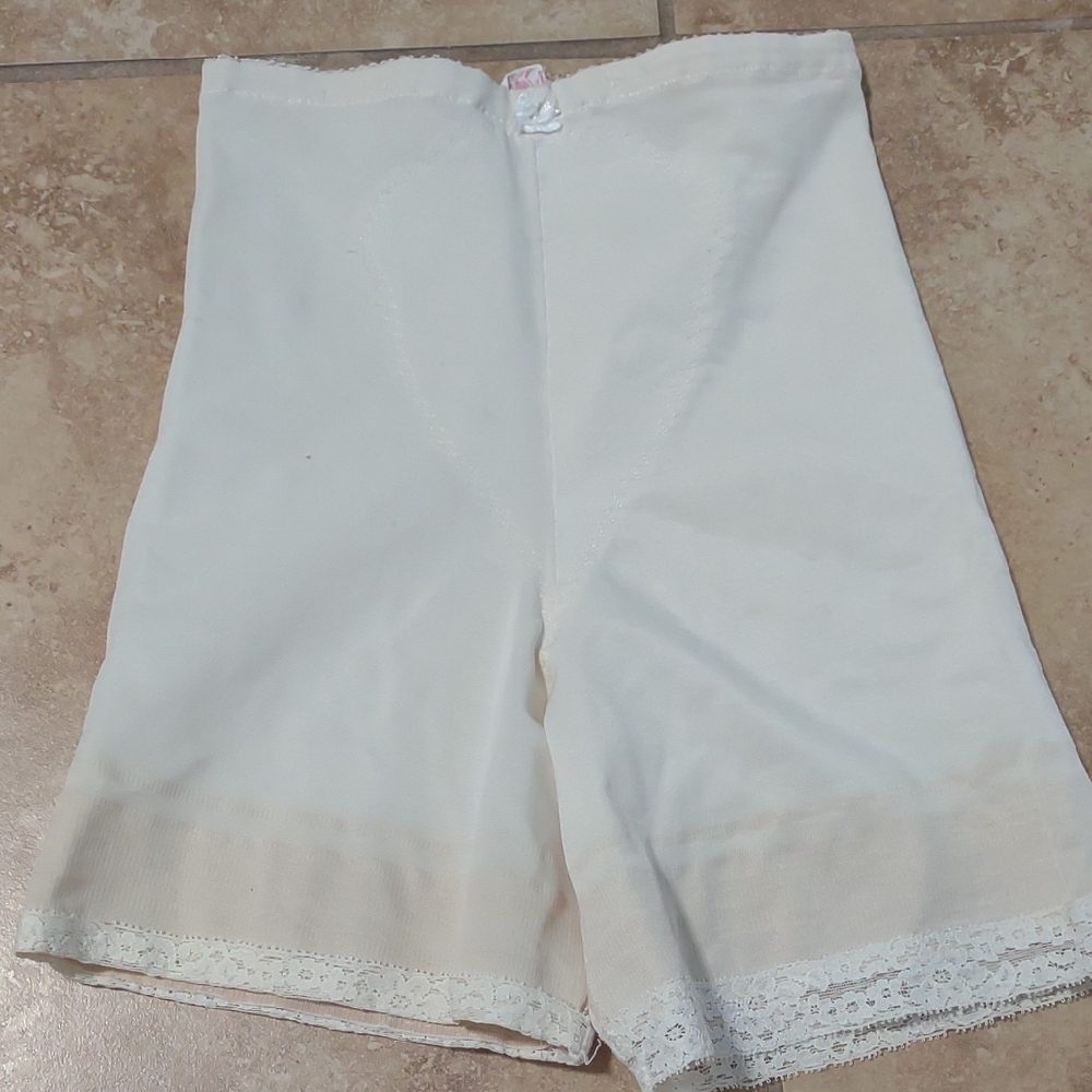 Vintage Cream Lace Trim Waist Trimmer - Medium